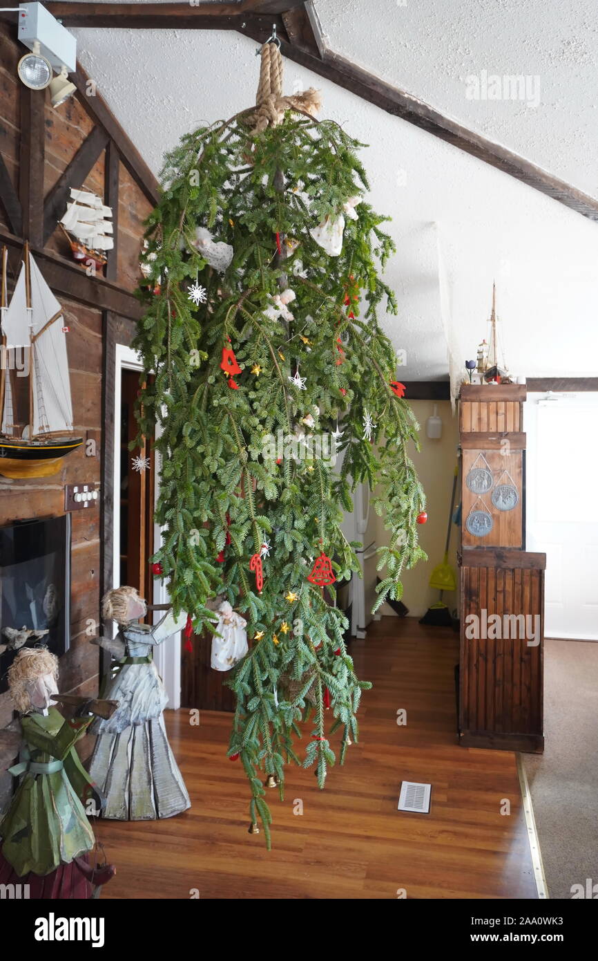 Up Side Down, Weihnachtsbaum, der von der Decke hängenden mit Seil, mit einfachen ländlichen Dekorationen, bayerischen Stil Restaurant, östlichen Ufer Winter Festi Stockfotografie