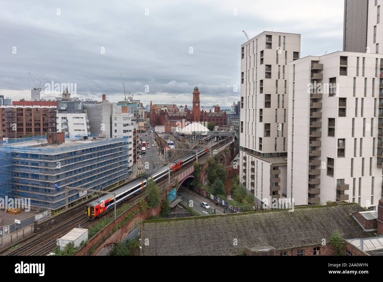 Die East Midlands-Eisenbahnlinie der Klasse 158 führt an der Manchester Oxford Road auf der verstopften castlefield-Korridorbahn im Zentrum von Manchester vorbei Stockfoto