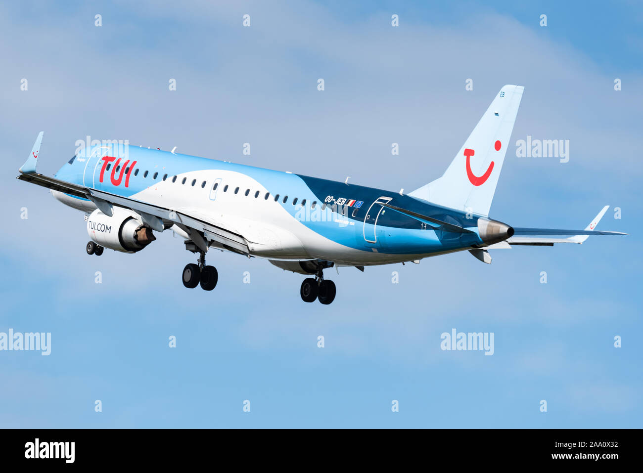 Eine Embraer 190 zweimotorige Verkehrsflugzeuge mit TUI Belgium am Internationalen Flughafen Antwerpen Fliegen. Stockfoto