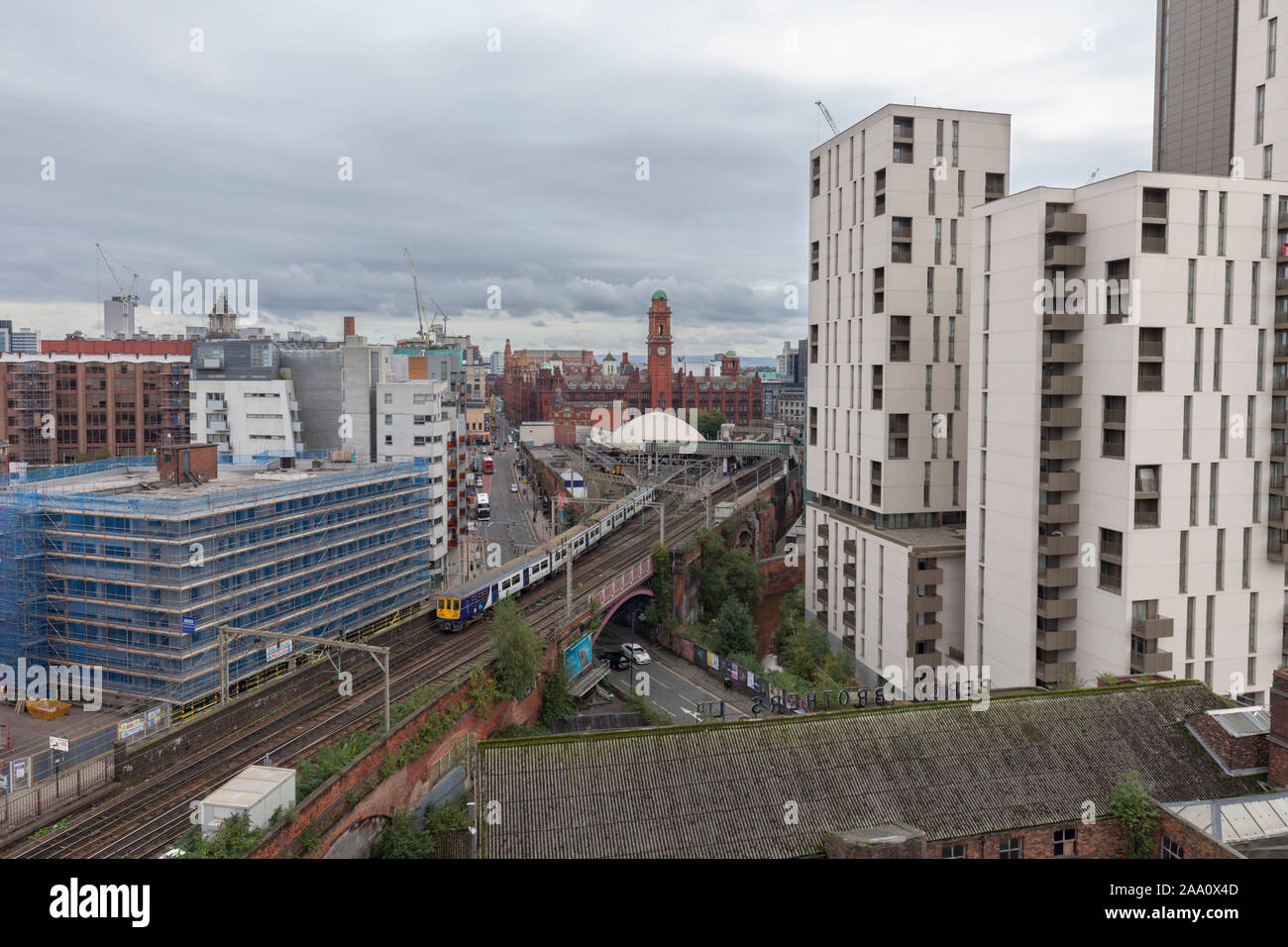 Arriva Northern Rail Class 319 elektrische Zug an der Manchester Oxford Road anreisen, auf der viel befahrenen Bahnstrecke Castlefield im Zentrum von Manchester Stockfoto