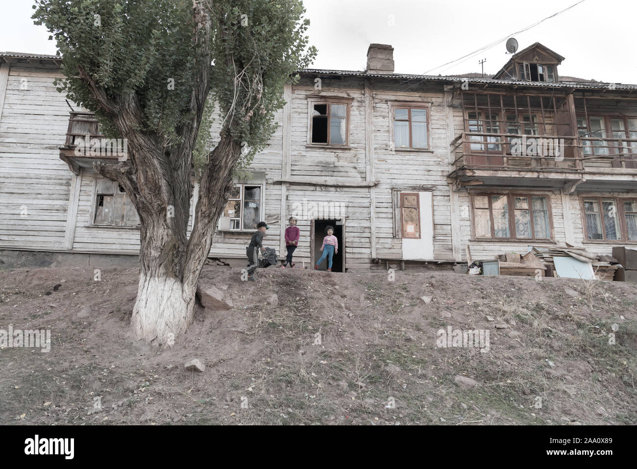 Bröckelnde Häuser, Min Kush, Kirgisistan Stockfoto