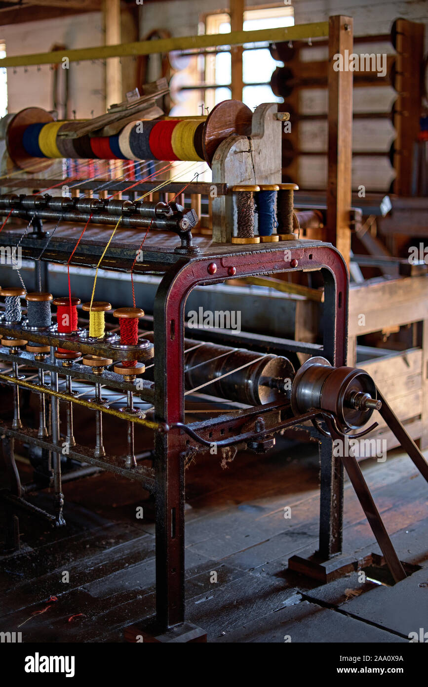 Spulen des farbigen Faden, der in einem Woollen Mill 1800 und Anfang 1900 verwendet wurden. bunte Wollfäden auf einem alten Webstuhl, traditionelle Garne in Kanada. Stockfoto