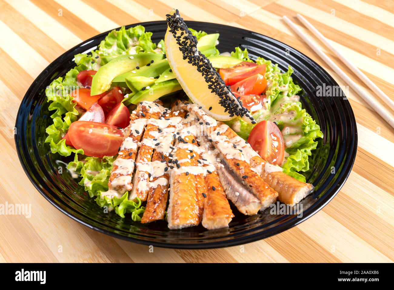 Lachs gegrillter Salat, mit Kräutern und Zitrone. Stockfoto