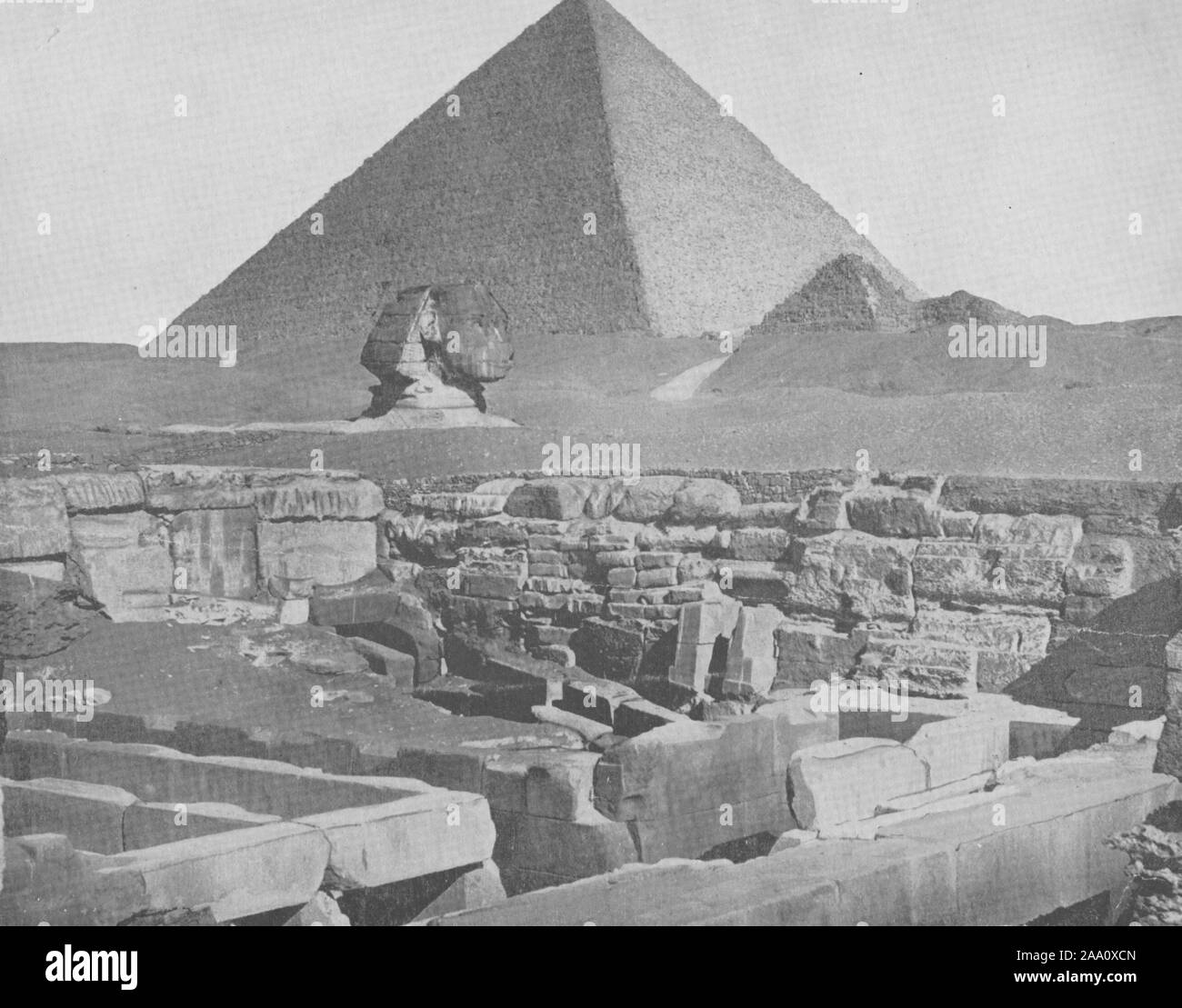 Schwarz-weiß Foto von archäologischen Ruinen in der Nähe der Großen Pyramide und die Große Sphinx von Gizeh in der heutigen El Giza, Ägypten, von John Lawson Stoddard, von Richard Reynolds und Co., 1892 veröffentlicht. Von der New York Public Library. () Stockfoto