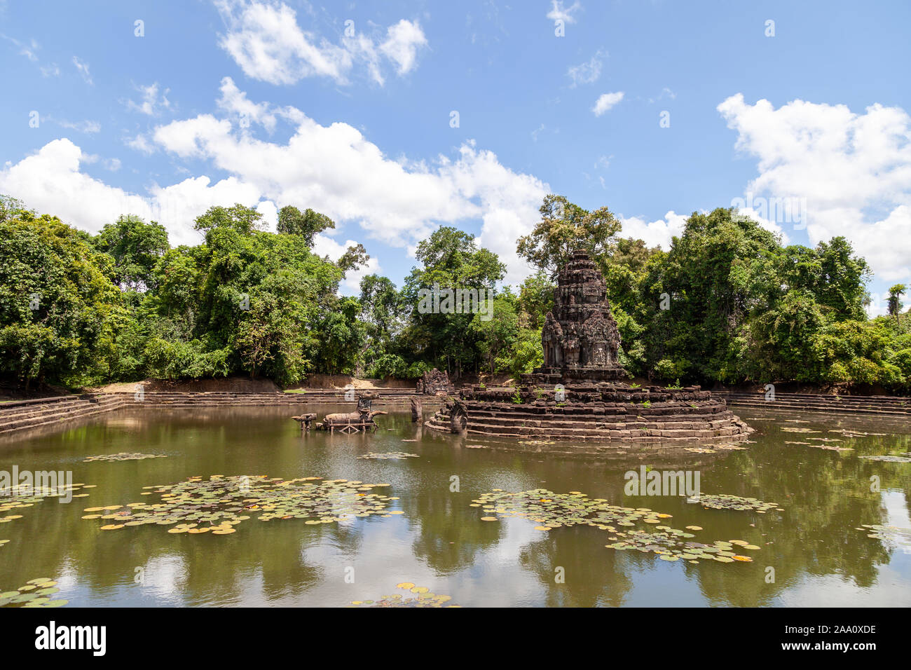 Neak Pean Tempel in der Regenzeit. Die Bäume sind grün, der Himmel blau ist einigen weißen Wolken. Perfekte Bedingungen und eine perfekte Reise Gelegenheit. Stockfoto