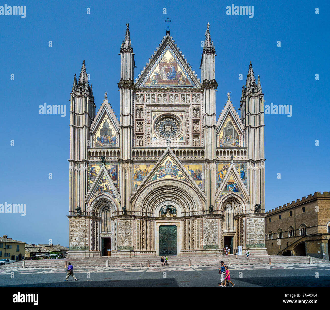 Die Toskanische gotische Fassade der Dom von Orvieto, eines der großen Meisterwerke des späten Mittelalters, Orvieto, Umbrien, Italien Stockfoto