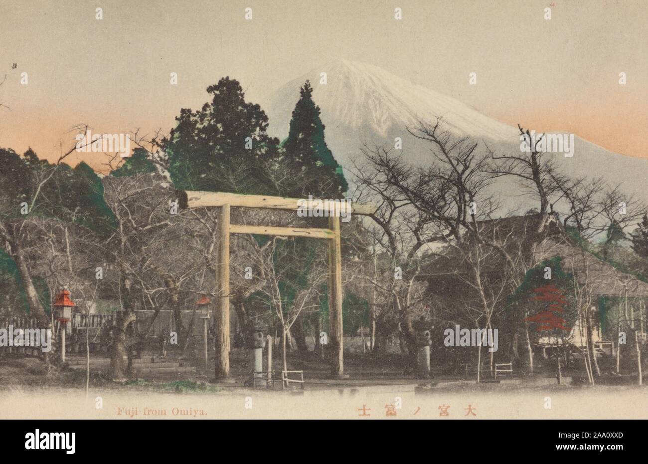 Illustrierte Postkarte von einem Blick auf Mount Fuji von der Stadt Omiya gesehen, mit ein Shinto Schrein und ein Torii Tor im Vordergrund, Präfektur Saitama, Japan, 1915. Von der New York Public Library. () Stockfoto