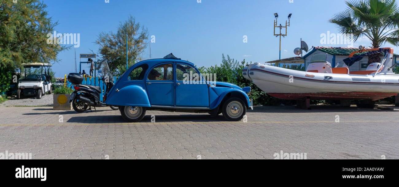 Ein Citroen 2CV (Deux Chevaux) im Hafengebiet von Cefalú, Sizilien geparkt. Stockfoto
