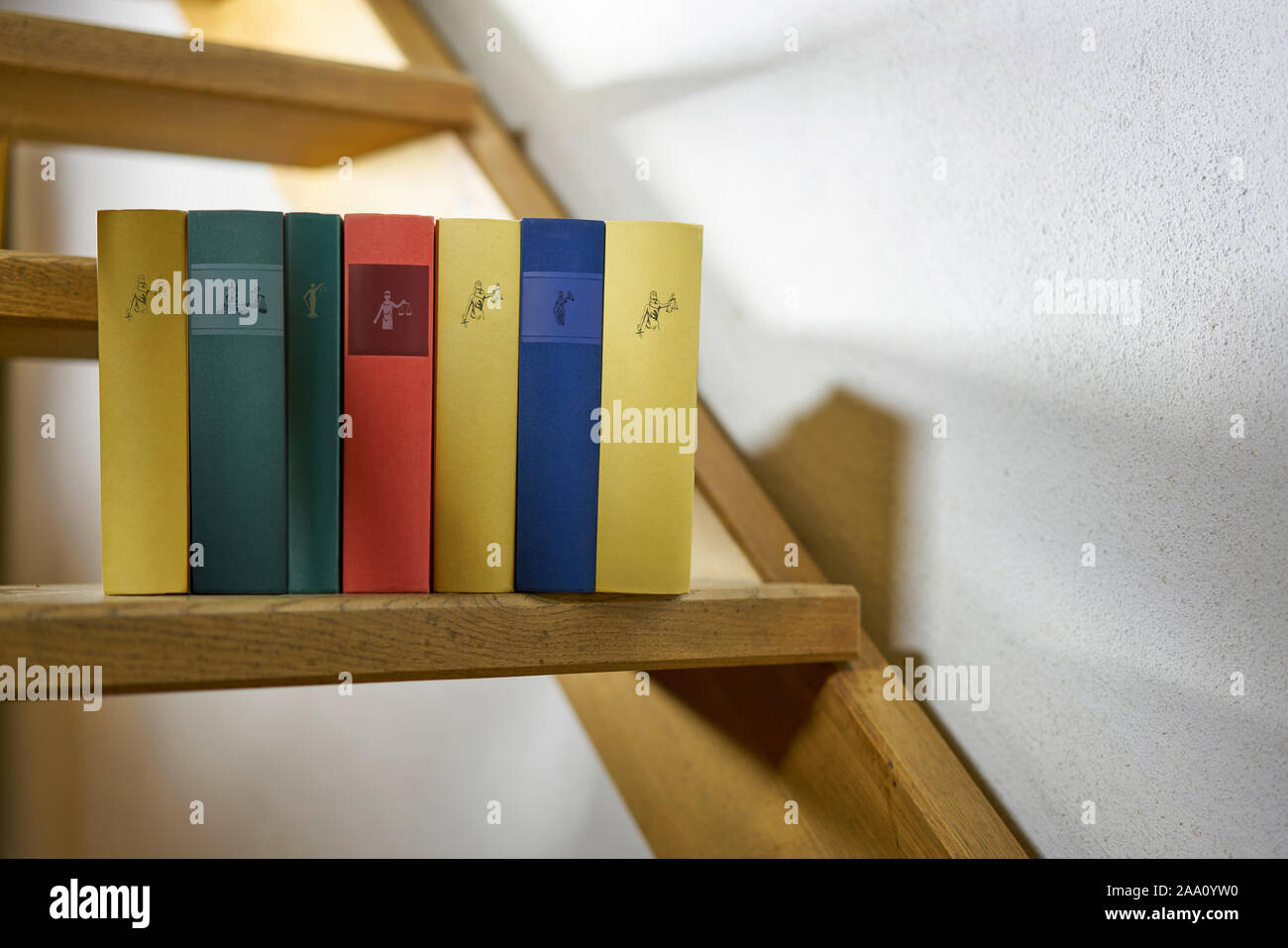 Bunte Bücher über eine Treppe in einem Landhaus Stockfoto
