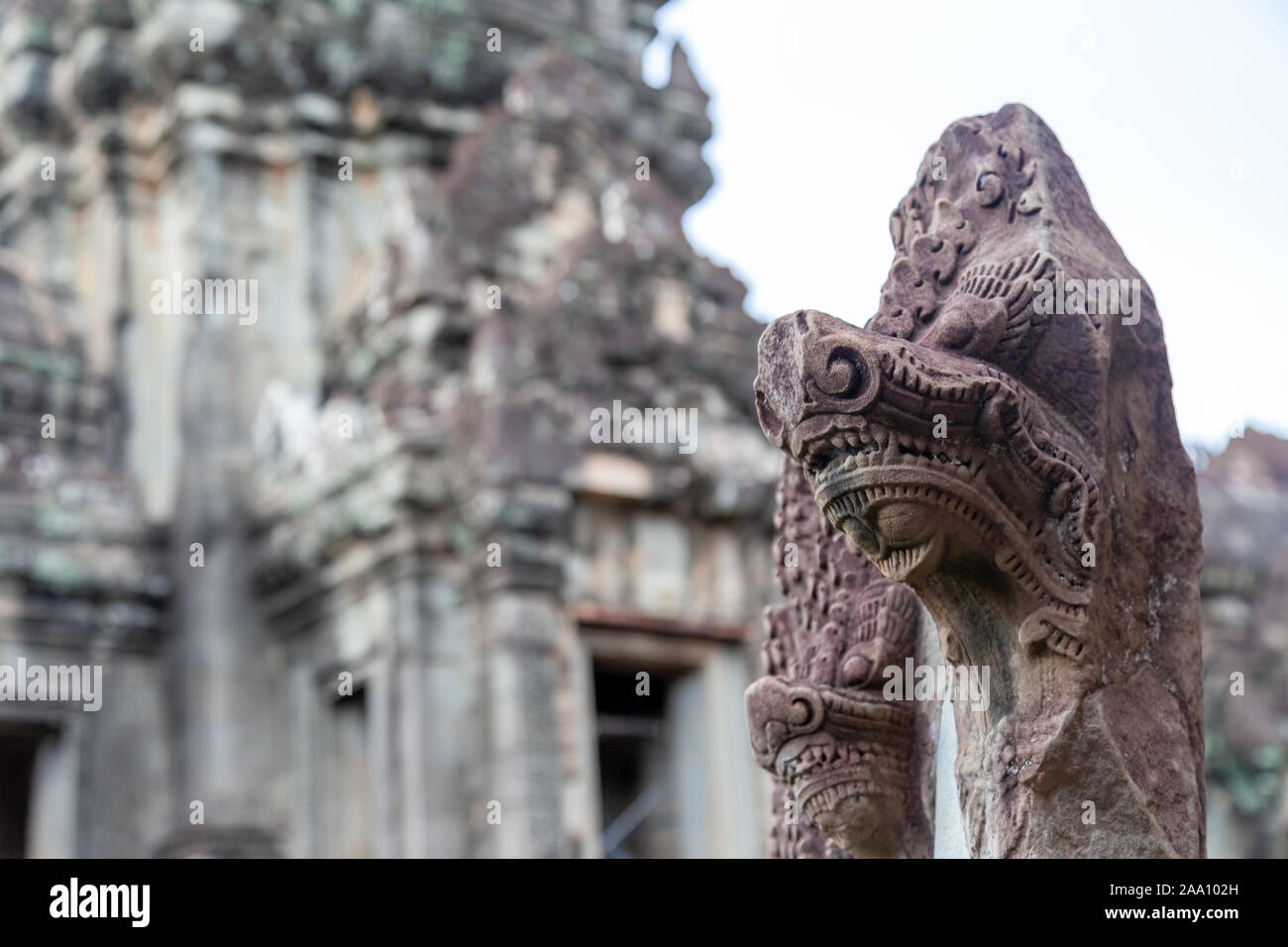 Der Kopf einer Schlange bewacht den Eingang zum Tempel. Siem Reap, Kambodscha ist mit einer Vielzahl von verschiedenen Tempeln aus verschiedenen Jahrhunderten. Stockfoto