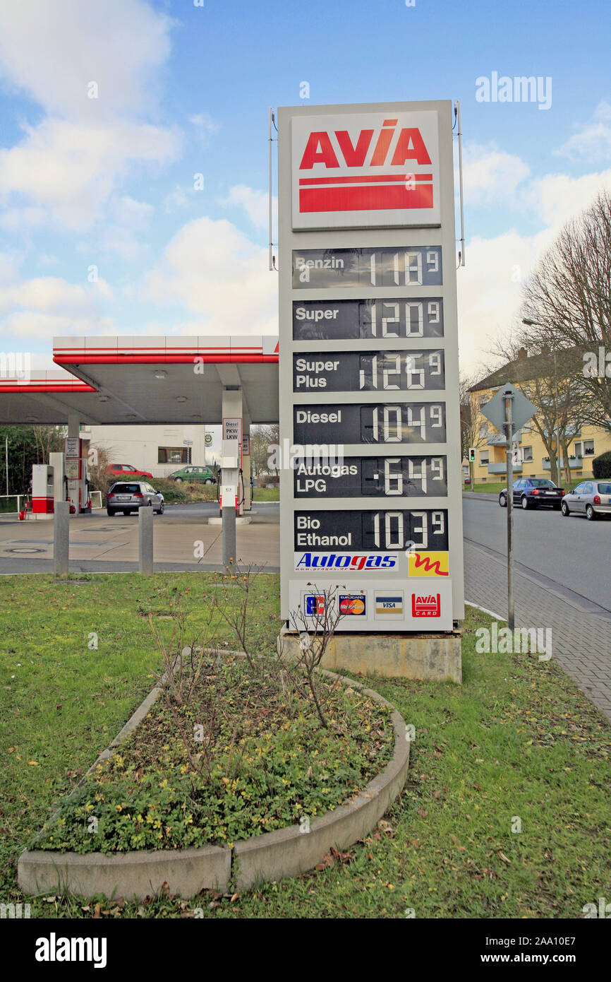 Preis 'bersicht einer Tankstelle mit'-Bio-ethanol' und 'Autogas' / Kraftstoffpreise auf einer Tankstelle mit "Bio-Ethanol" und "Flüssiggas" Stockfoto