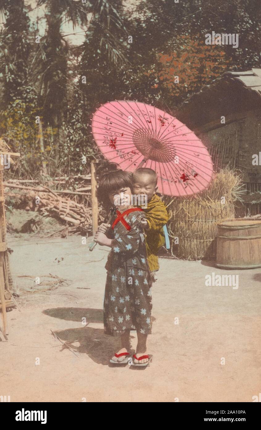 Illustrierte Postkarte eines japanischen Mädchen in traditioneller Kleidung mit einem Sonnenschirm und ein Baby auf dem Rücken, an einem sonnigen Tag, Japan, 1910. Von der New York Public Library. () Stockfoto