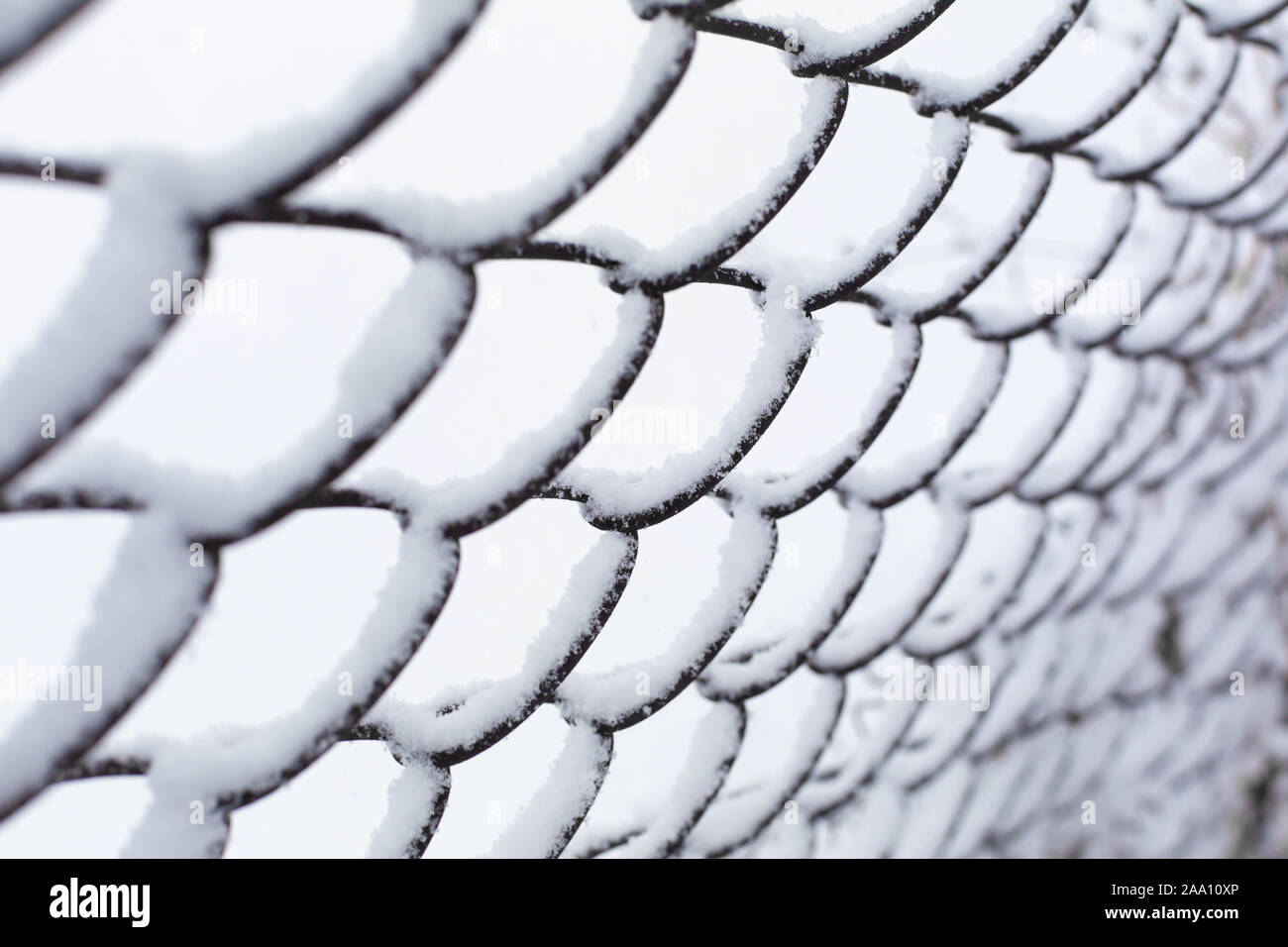 Gitter zaun Gitter durch Schnee in der Nähe zerdrückt bis Stockfoto