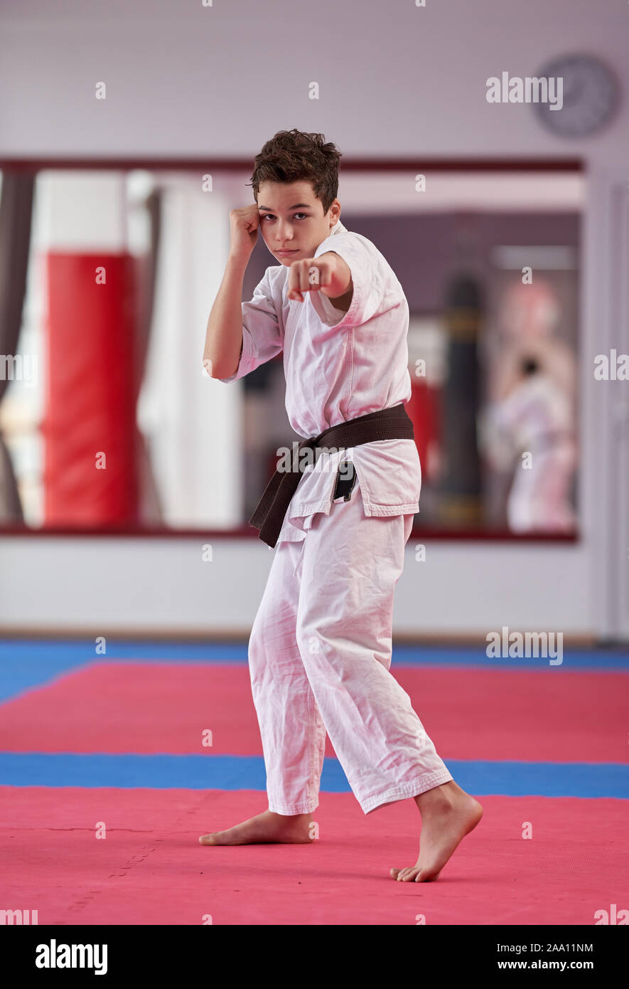 Junge Karate practitioner Ausführung einer Kata Stockfoto