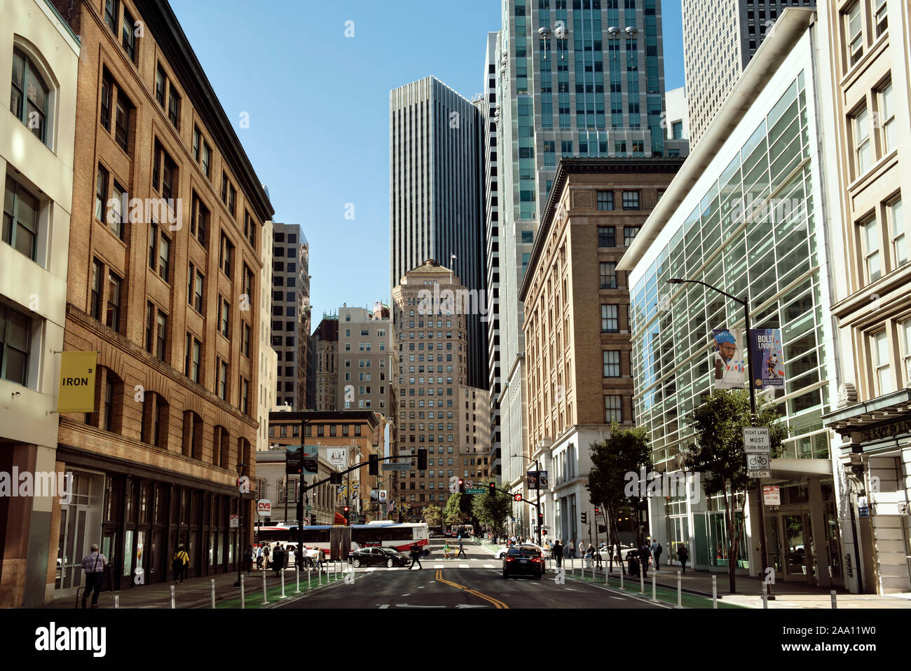 Urbane Landschaft entlang der 2. Straße (vor der Mission Street) mit Hobart Gebäude und 44 Montgomery Wolkenkratzer. San Francisco, Kalifornien, USA. Sep 2019 Stockfoto