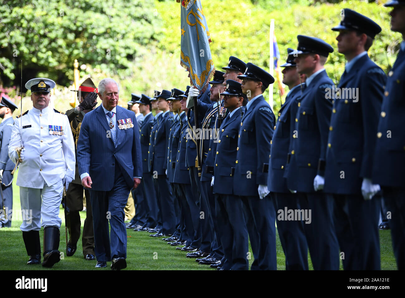 Der Prinz von Wales inspiziert die Guard, wie er und die Herzogin von Cornwall, formell auf das Government House in Auckland Neuseeland begrüßt werden, am dritten Tag der königlichen Besuch in Neuseeland. Stockfoto
