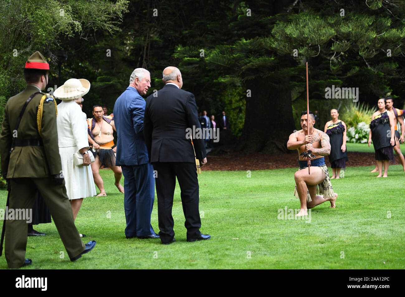 Der Prinz von Wales und die Herzogin von Cornwall sind formal nach Neuseeland an Regierung Haus in Auckland begrüsst, am dritten Tag der königlichen Besuch in Neuseeland. Stockfoto