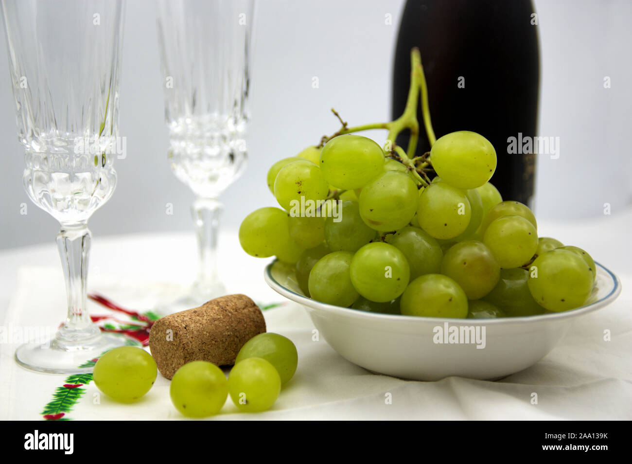 Eine Tabelle bereit, die Ende des Jahres in Spanien zu feiern, mit Brille, Trauben und Champagner. Stockfoto