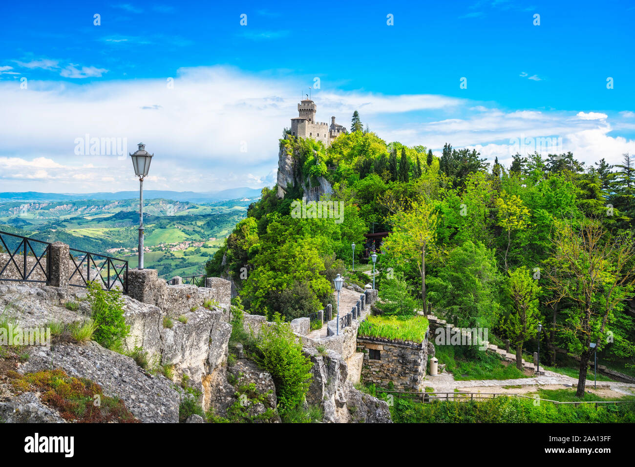 San Marino Republik, mittelalterlichen Fratta zweiter Turm auf einer felsigen Klippe und Panoramablick der Romagna Stockfoto