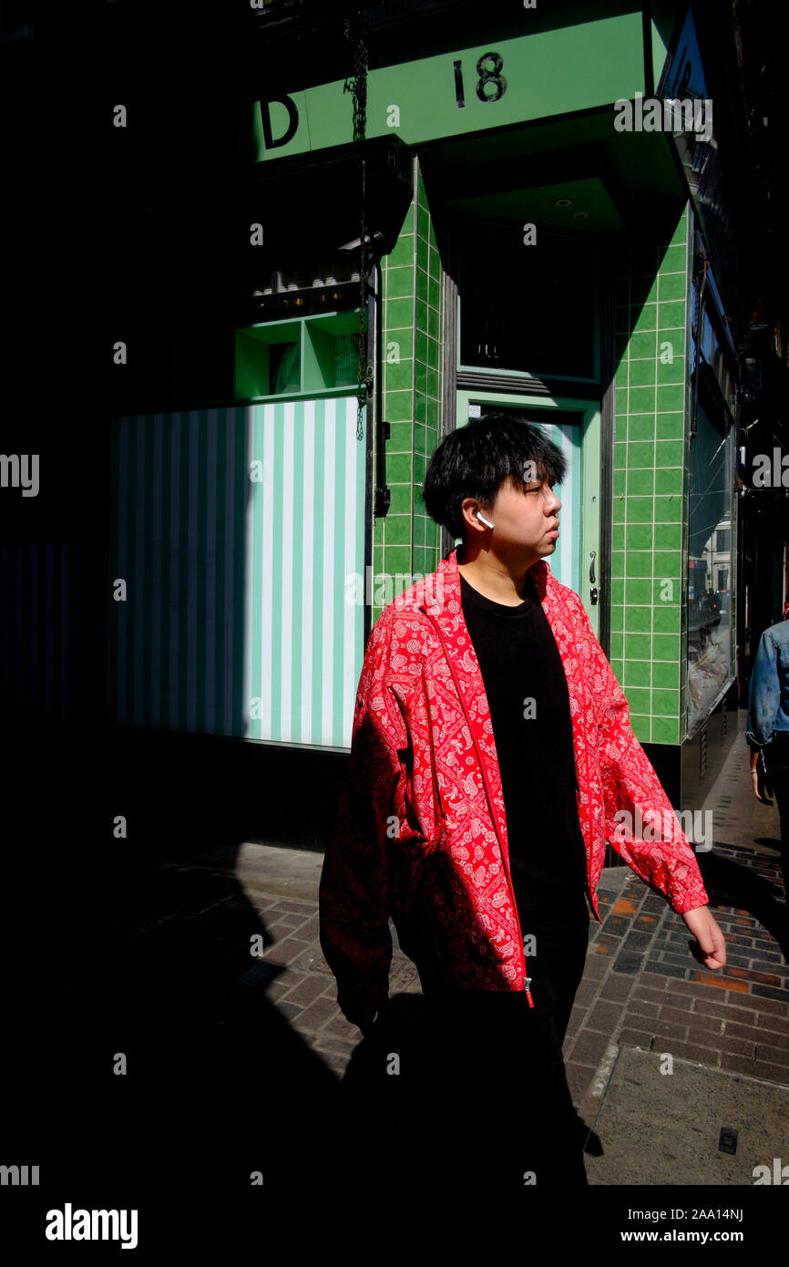 Straßenfotografie in London: Junger chinesischer Mann, London, Großbritannien Stockfoto