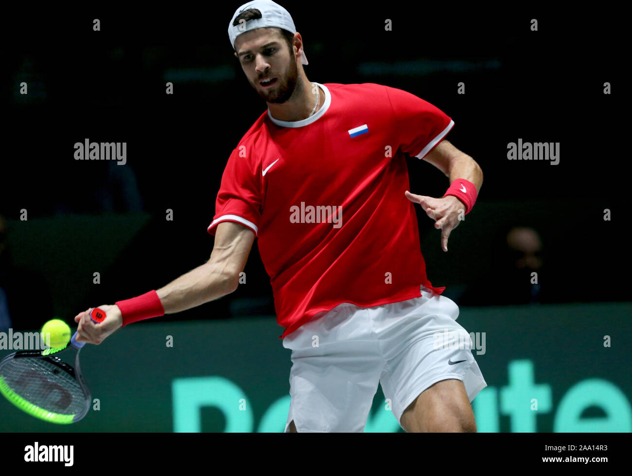 Madrid, Spanien. Nov, 2019 18. Die russischen Tennisspieler Karen Khachnov besiegt Borna Coric aus Kroatien 7-6, 6-4, 6-4, 6-4 für Gruppe B des Davis Cup in Madrid, Spanien, Montag, den 18. November 2019. Credit: Cézaro De Luca Credit: Cezaro De Luca/dpa/Alamy leben Nachrichten Stockfoto