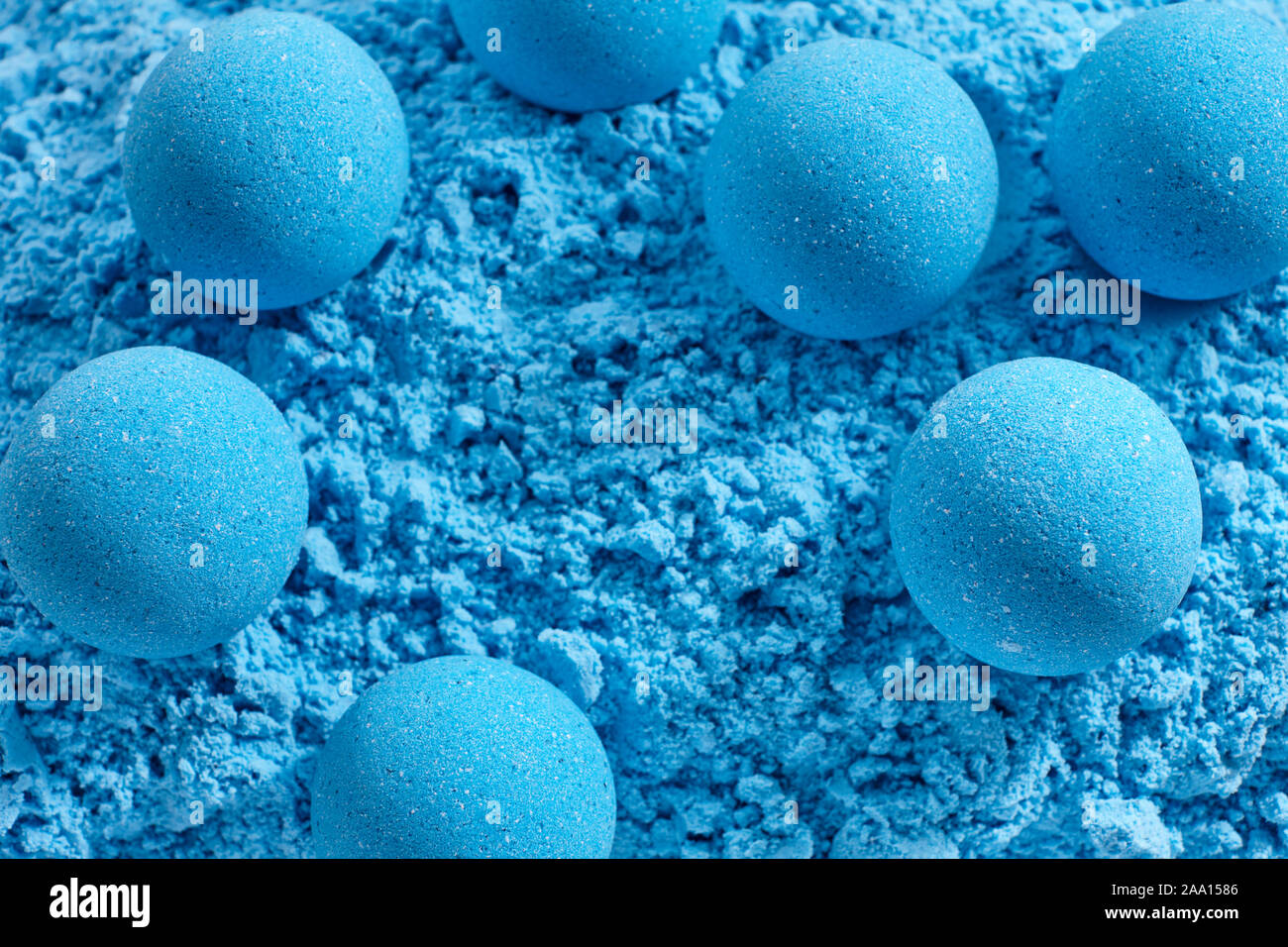 Blau Bad Bomben auf trockene Mischung Hintergrund Stockfoto