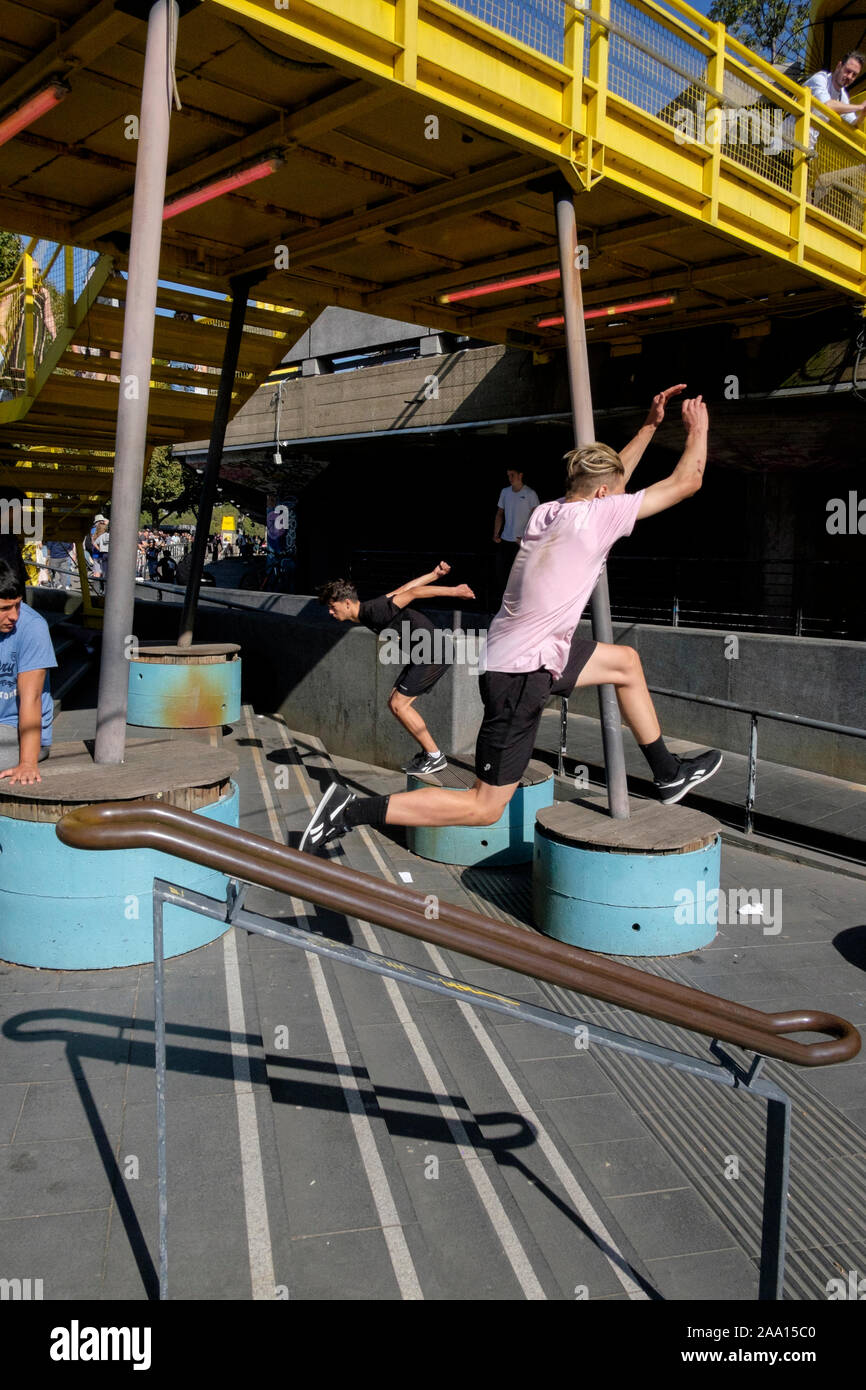 Jungs im Teenageralter Praxis Parkour an der South Bank Viertel von London, Großbritannien Stockfoto