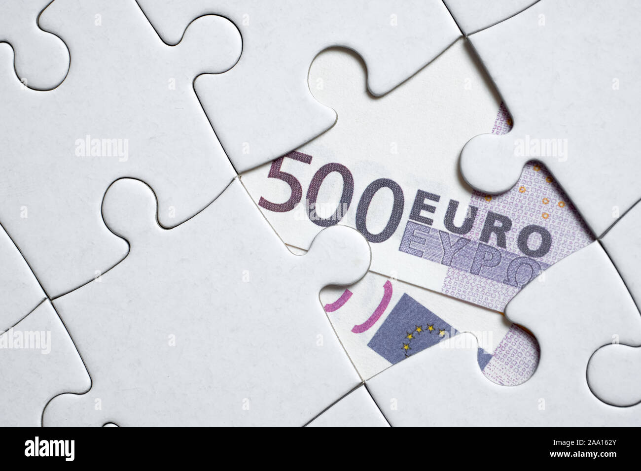 Bild eines fünfhundert Euro Anmerkung von einem weißen Puzzle. Close Up. Stockfoto