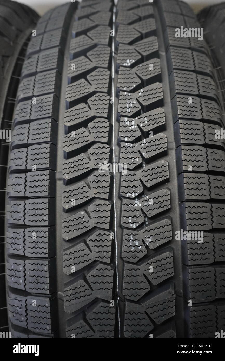 Profile der verschiedenen Winterreifen, Reifen, Gummi schwarz, Firestone, Bridgestone, General Tire, Toyo Stockfoto