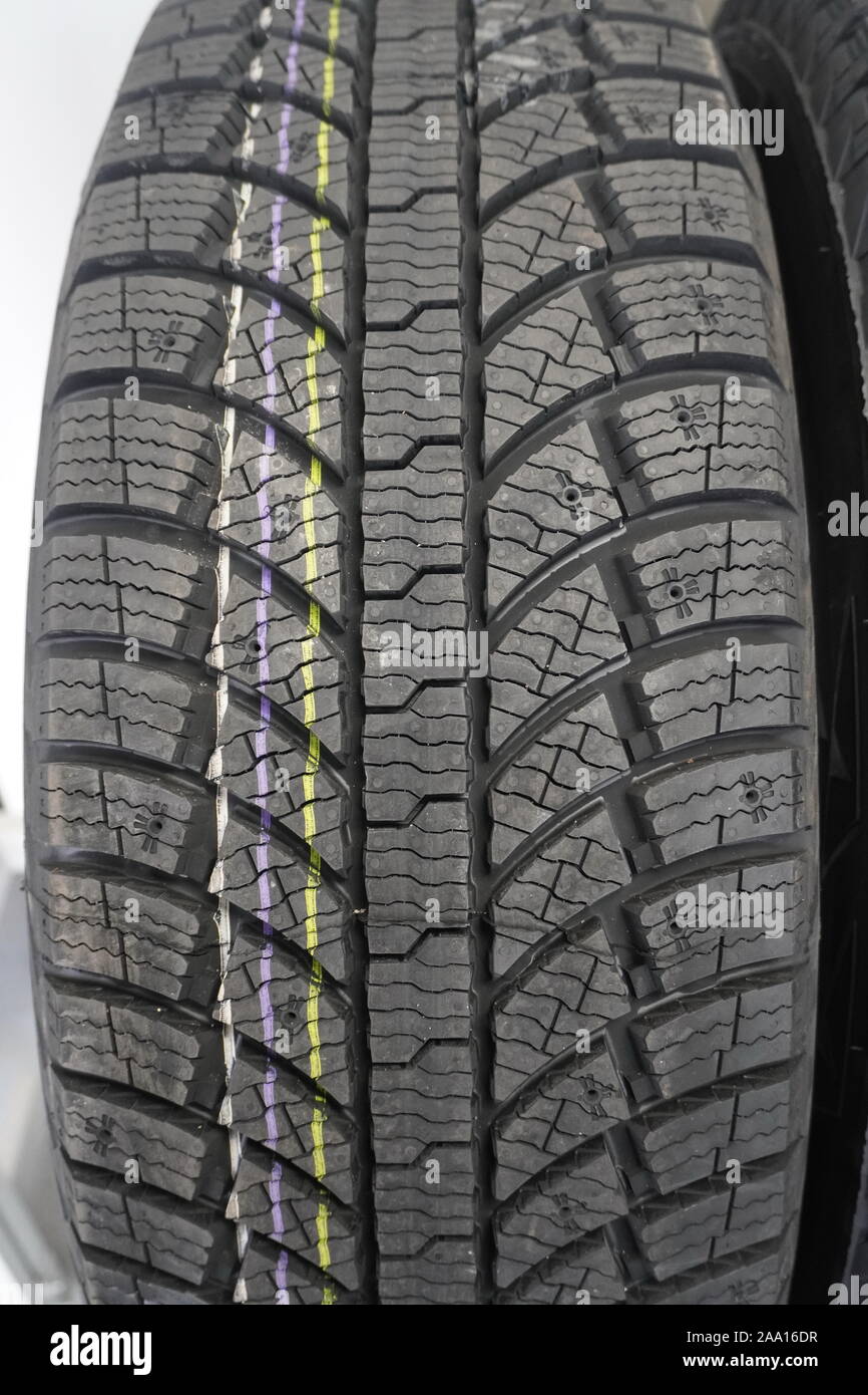 Profile der verschiedenen Winterreifen, Reifen, Gummi schwarz, Firestone, Bridgestone, General Tire, Toyo Stockfoto