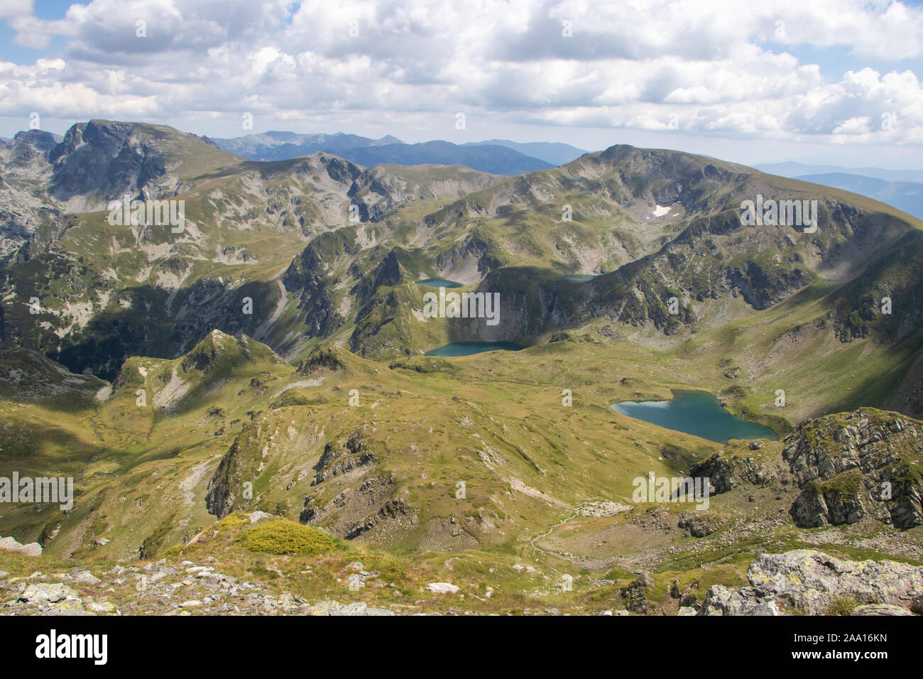 Rila Gebirge, Bulgarien - 07. August 2019: Von der Oberseite der Sieben Rila-Seen Blick über Urdini Seen und das Tal. Stockfoto