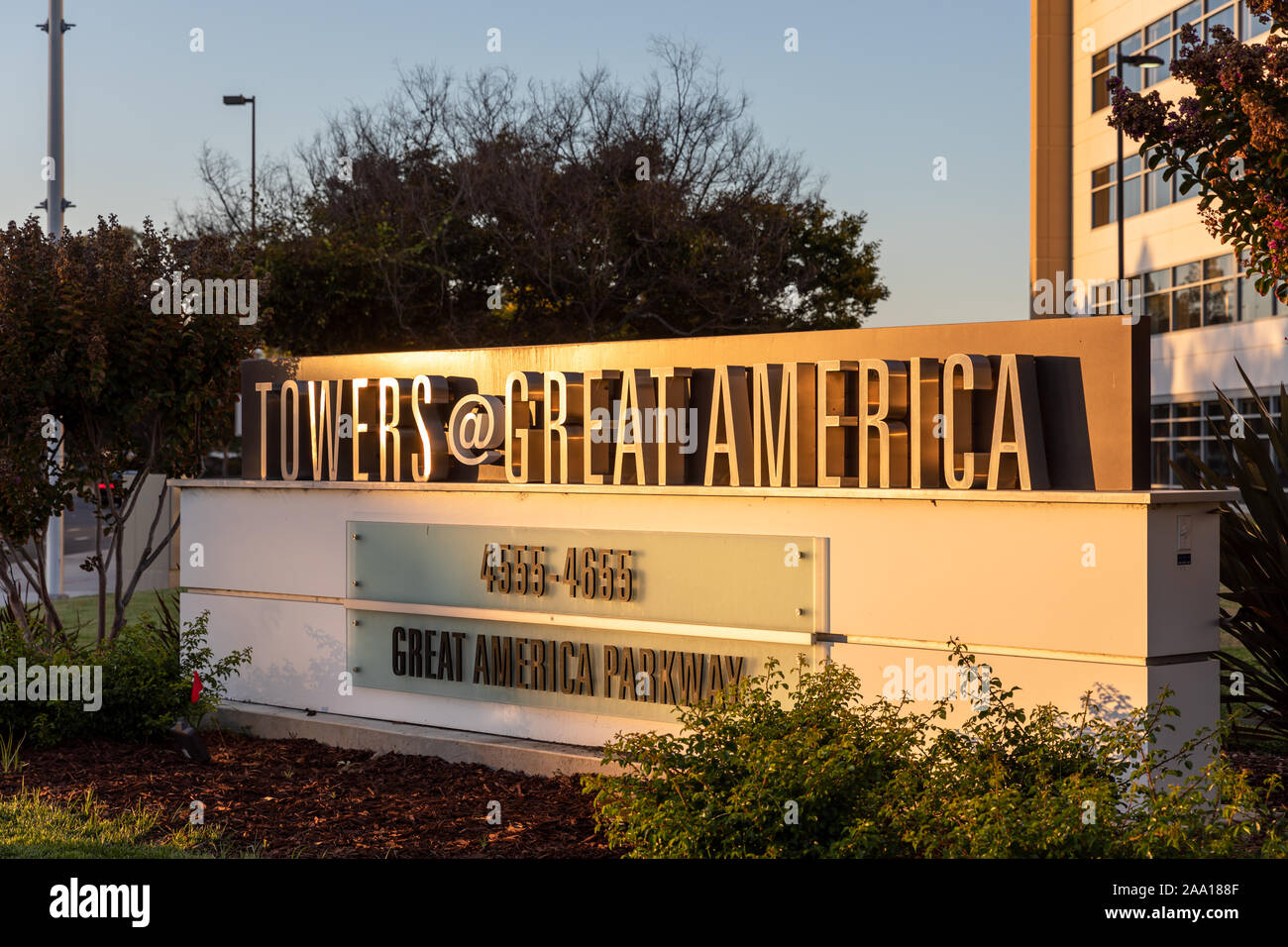 Towers @ Great America, 4555-4655 Great America Parkway, Zeichen im Abendlicht, Santa Clara, Kalifornien Stockfoto