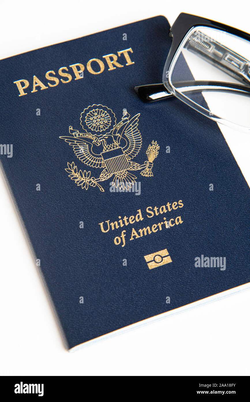 Einen amerikanischen Pass mit einer Lesebrille auf einem weißen Hintergrund. Stockfoto