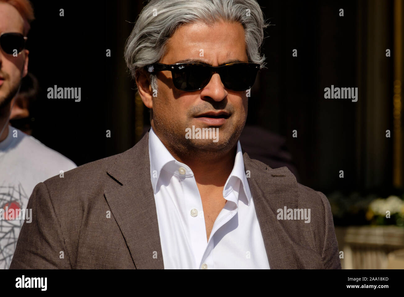 Männlich, 40er Jahre, graues Haar, Ray Ban Sonnenbrille, nahöstlicher Auftritt auf der London Street. Stockfoto