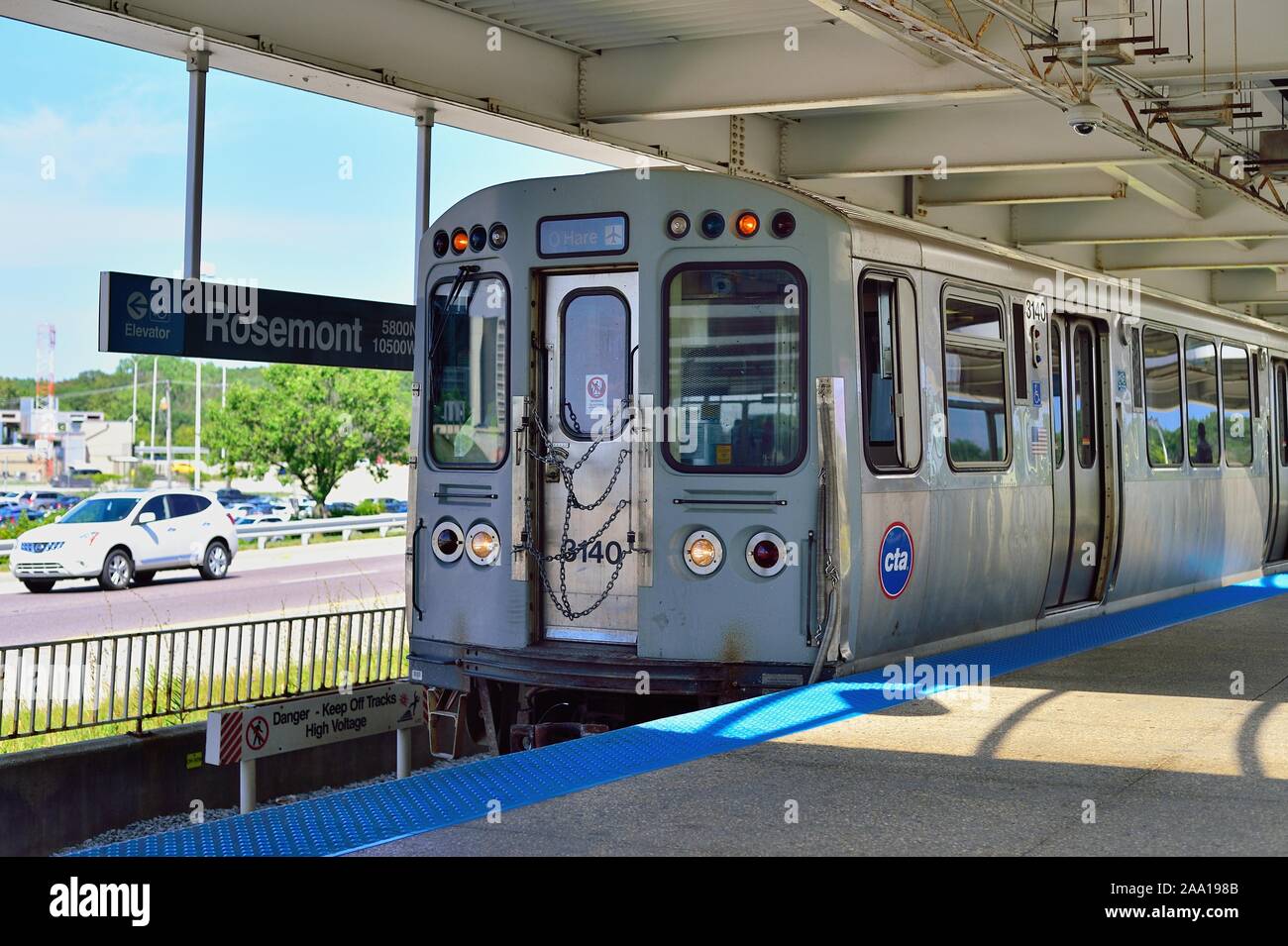 Chicago, Illinois, USA. Ein CTA Blue Line rapid transit Train am Rosemont Bahnhof ankommen auf seiner Reise vom Flughafen O'Hare International Airport entfernt. Stockfoto
