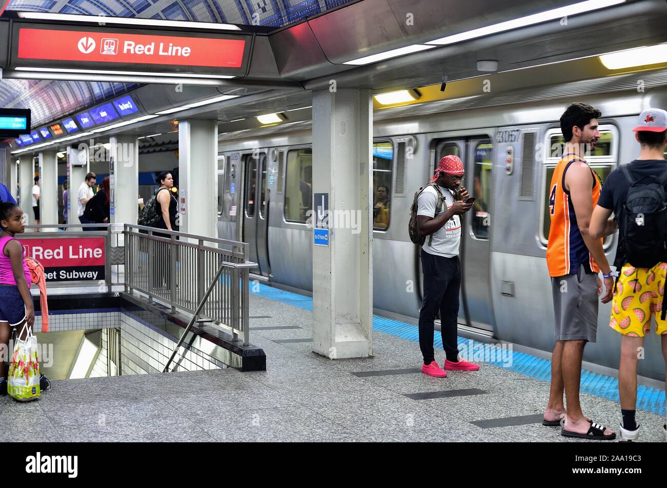 Chicago, Illinois, USA. Wartende Fahrgäste stehen als CTA Blue Line U-Bahn an einer Station unter der Chicago Loop auf seiner Reise wird. Stockfoto