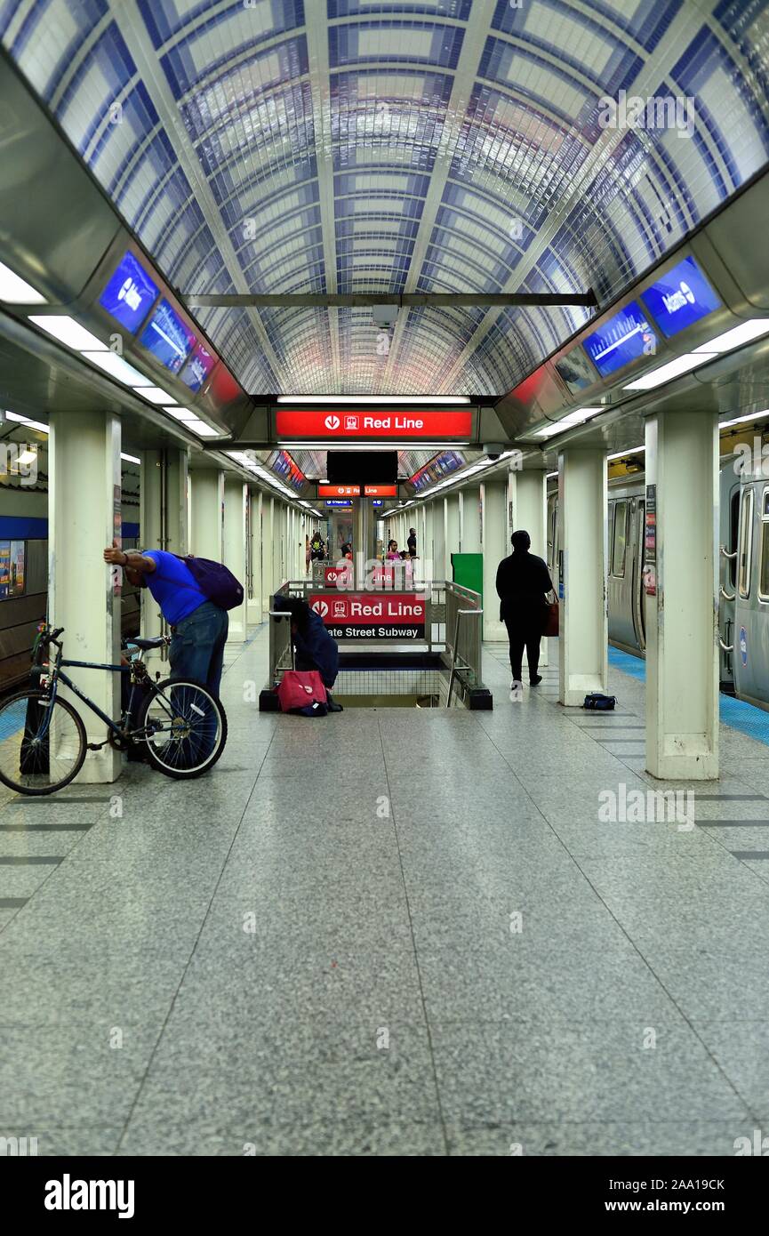 Chicago, Illinois, USA. Die Passagiere für die Ankunft eines CTA Blue Line U-Bahn an einer Station unter der Chicago Loop warten. Stockfoto