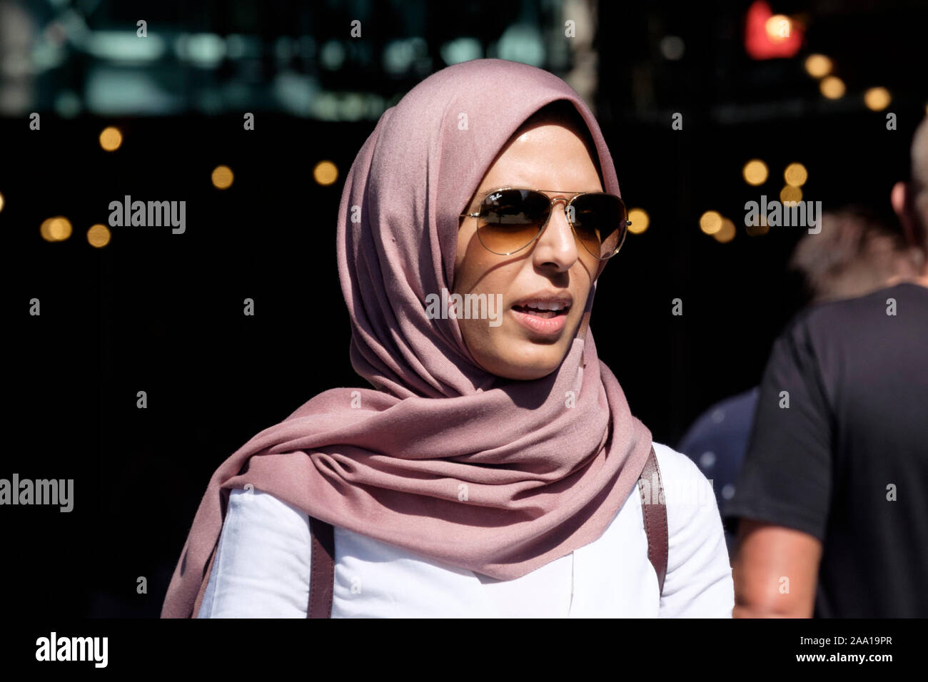 London Street: Weiblich, 30s, Hidschab-Schal, Sonnenbrille, lässiges Kleid, Ethnisch, muslimisch. Stockfoto