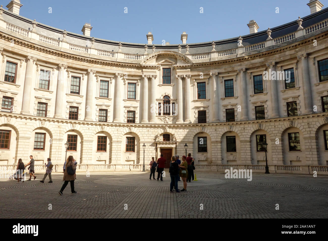 LONDON, ENGLAND - Okt 21 2019: Das Bürogebäude von HM Treasury für das Publikum geöffnet für das jährliche Open House Veranstaltung. Stockfoto