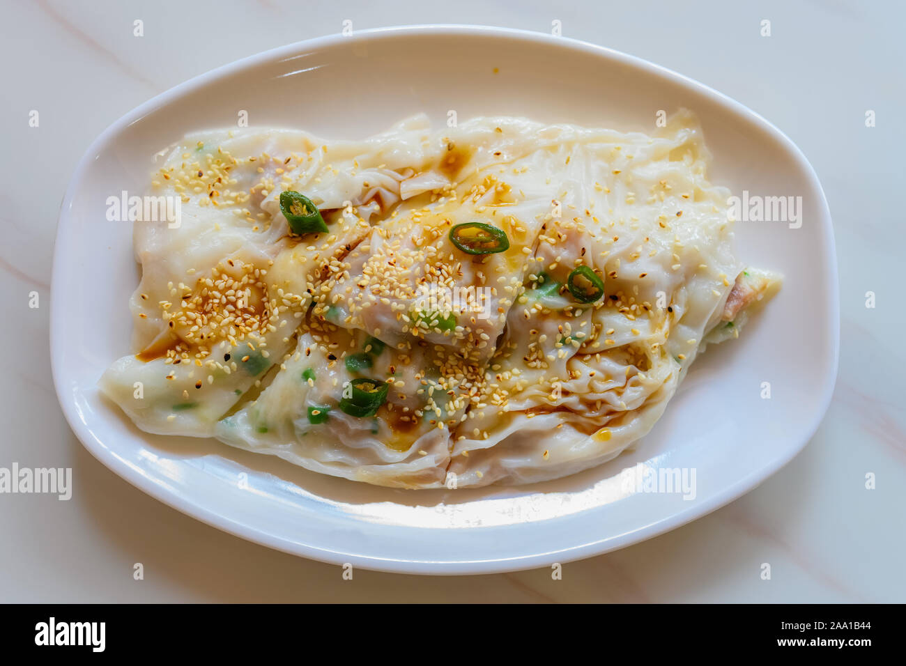 Ansicht von oben traditionelle kantonesische Küche von cheong Spaß oder Reis Nudeln Rollen mit Sojasoße Stockfoto