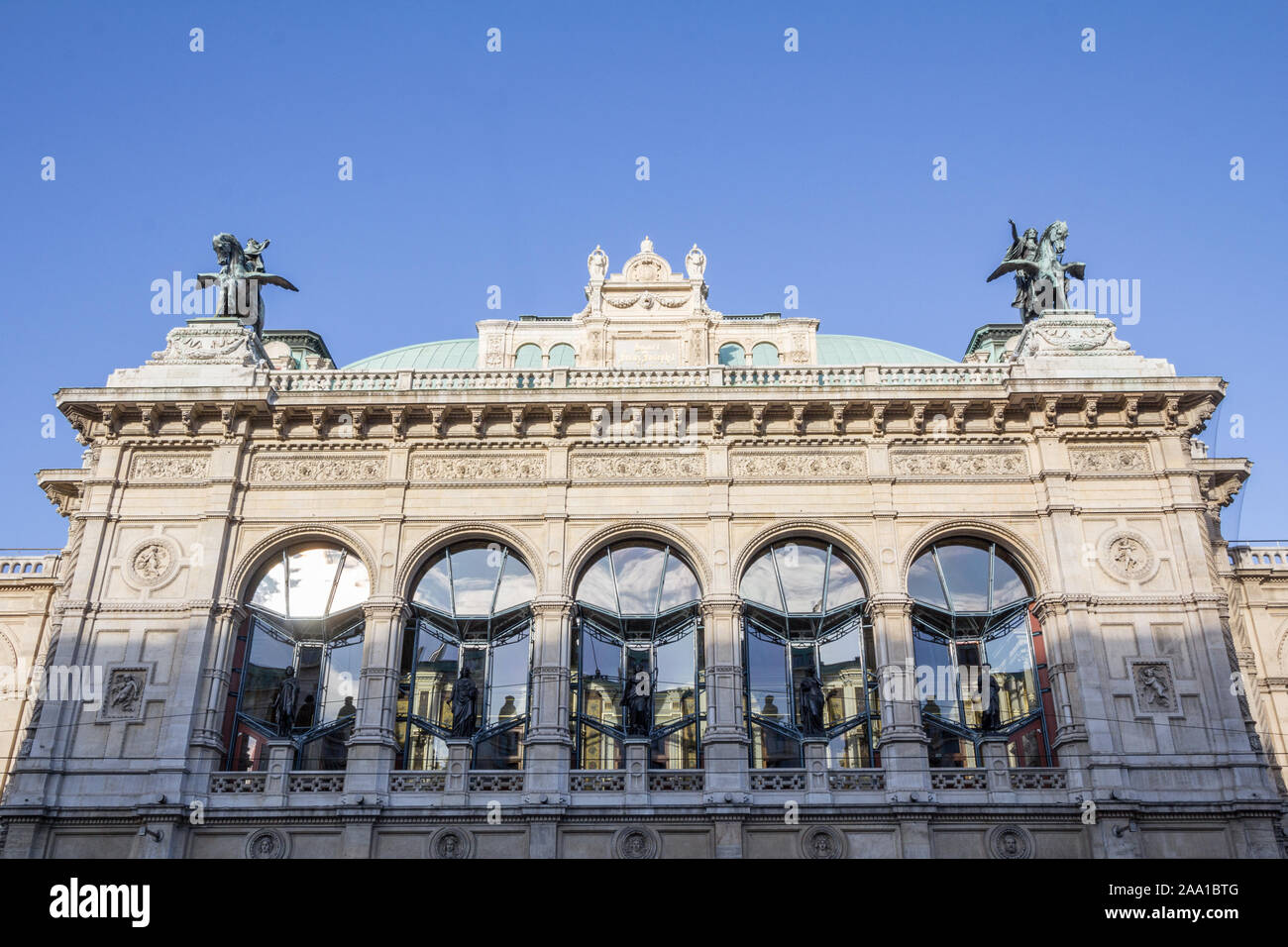 Die barocke Fassade der Wiener Oper, auch an der Wiener Staatsoper in Wien, Österreich. Es ist eine imperiale Austro hungarian Wahrzeichen, und die Stockfoto