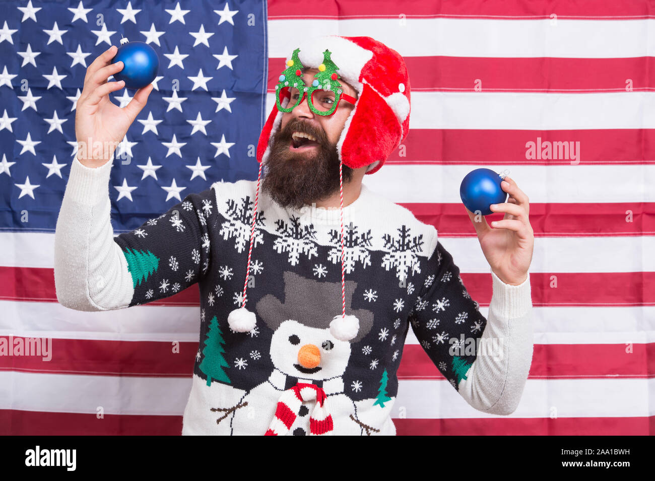 Gott Amerika segnen. Patriotische santa feiern Winterurlaub. Weihnachten Lampen mit amerikanischer Flagge. Nationale Feiertage. Frohe Feiertage. Die Feiertage und ihrem Patriotismus feiern. Stockfoto
