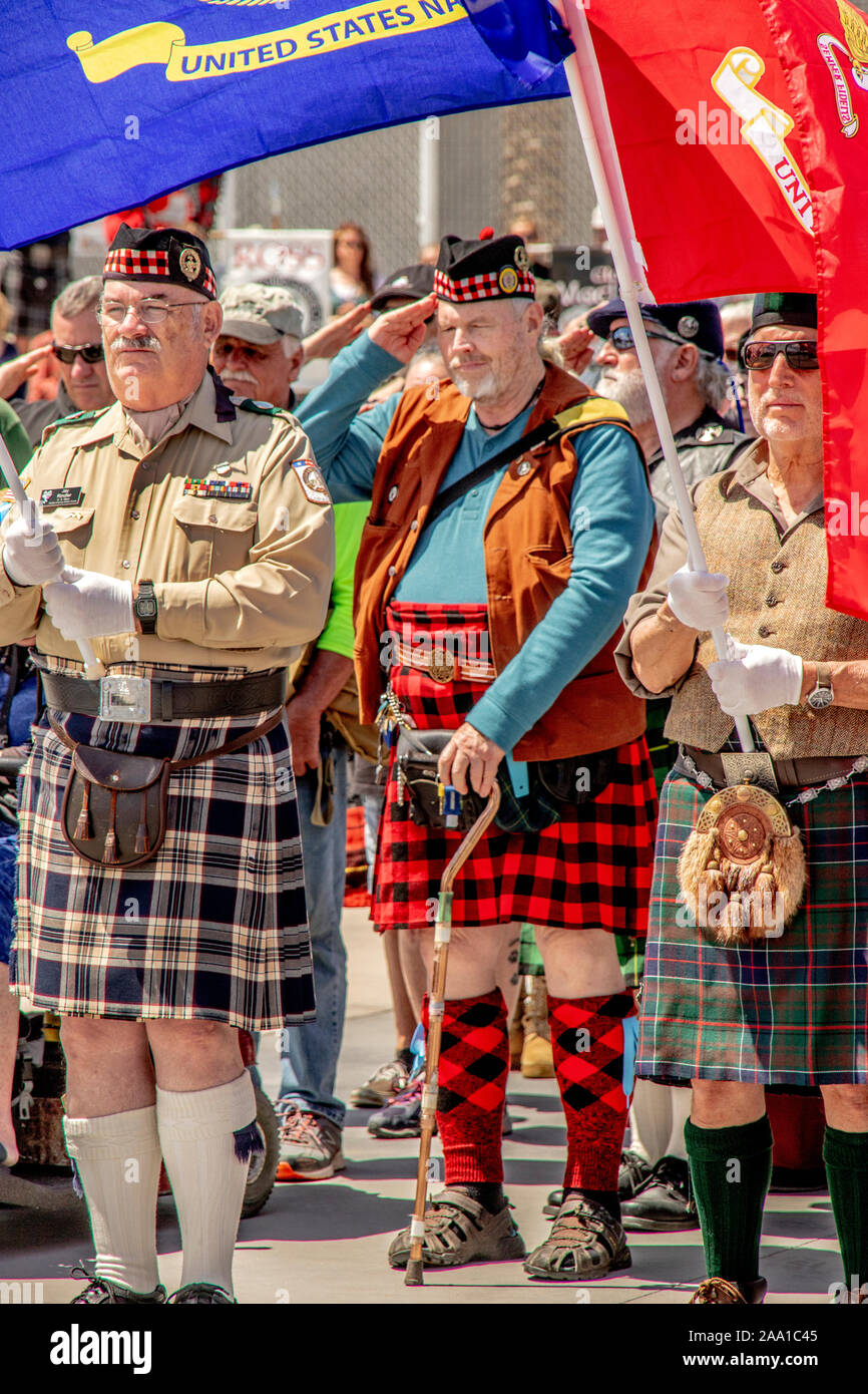 Einen kilted US Navy Veteran kehrt ein Gruß an der Versammlung der Clans und begrüssen zu den Veteranen auf eine schottische Pride Festival in Costa Mesa, CA. Hinweis Zuckerrohr. Stockfoto