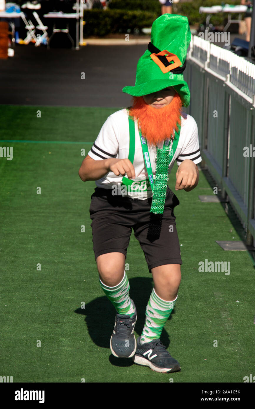 Bis getan als Kobold in grün und orange Bart, ein Junge in Newport Beach, CA, in der St. Patrick's Day Kostümwettbewerb konkurriert. Stockfoto