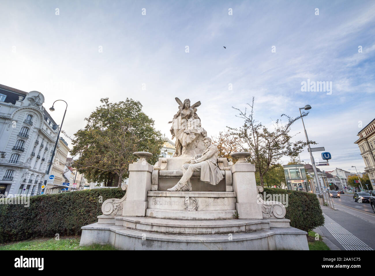Wien, ÖSTERREICH - NOVEMBER 6, 2019: Ferdinand Raimund Statue auf dem Display in einer Straße von Wien. Geboren Ferdinand Jakob raimann, es ist eine österreichische Theater Stockfoto