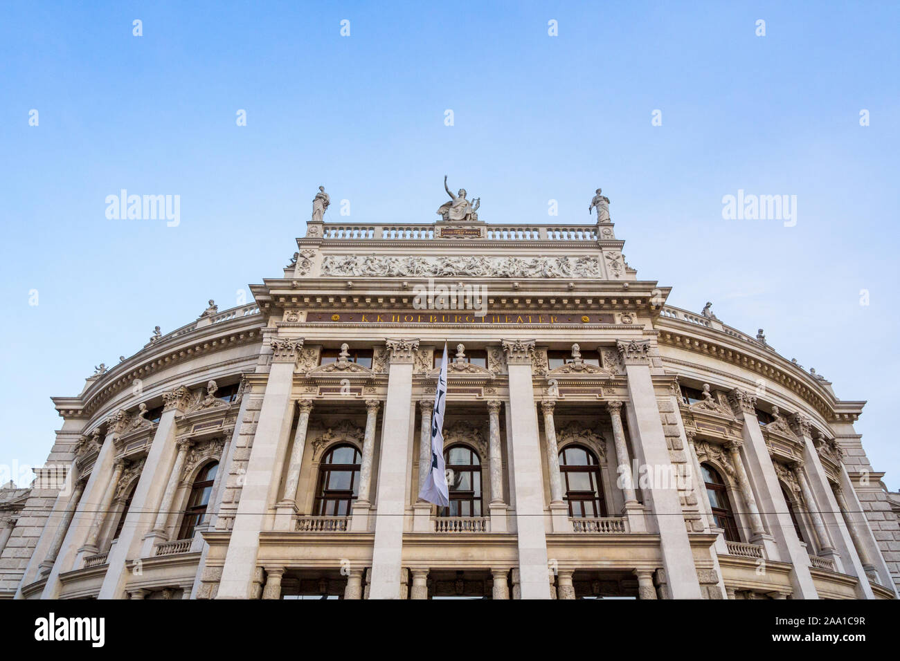 Hauptfassade des Burgtheater Theater in der Innenstadt von Wien, Österreich, mit seinen typischen barocken Austro hungarian Fassade. Es ist eines der wichtigsten Stockfoto