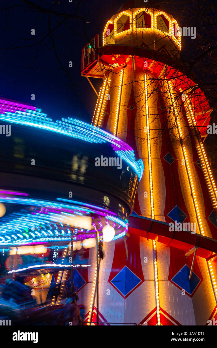 Belfast, UK. Nov, 2019 18. Helta Skelta mit merry-go Round beleuchtet in der Weihnachtsmarkt in Belfast. Credit: Bonzo/Alamy leben Nachrichten Stockfoto