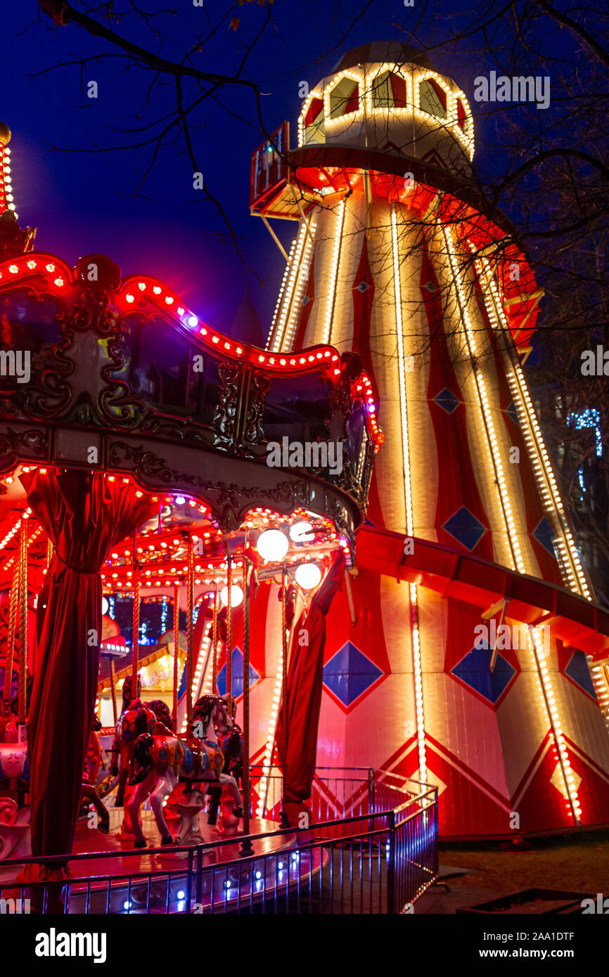 Belfast, UK. Nov, 2019 18. Helta Skelta mit merry-go Round beleuchtet in der Weihnachtsmarkt in Belfast. Credit: Bonzo/Alamy leben Nachrichten Stockfoto
