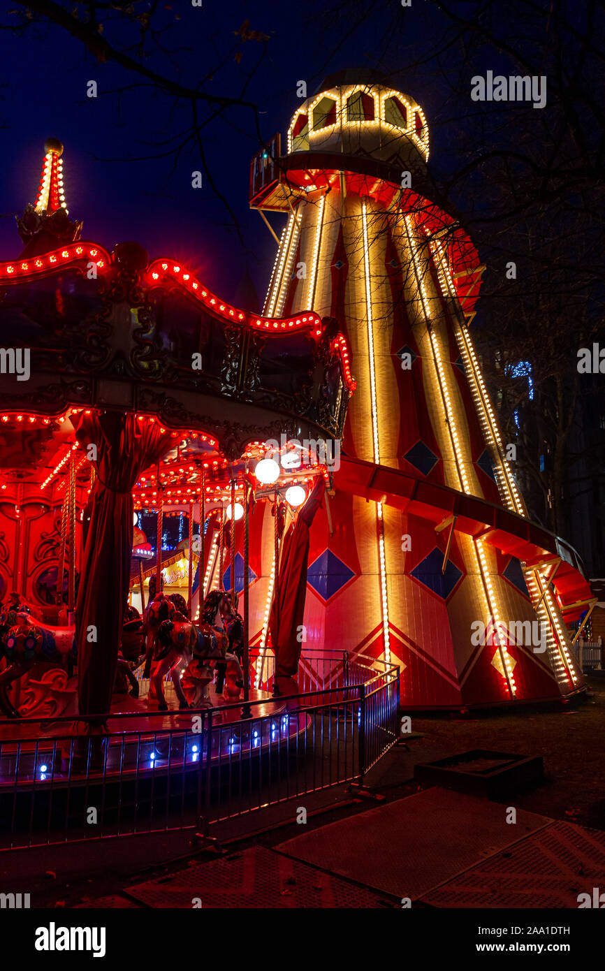 Belfast, UK. Nov, 2019 18. Helta Skelta mit merry-go Round beleuchtet in der Weihnachtsmarkt in Belfast. Credit: Bonzo/Alamy leben Nachrichten Stockfoto