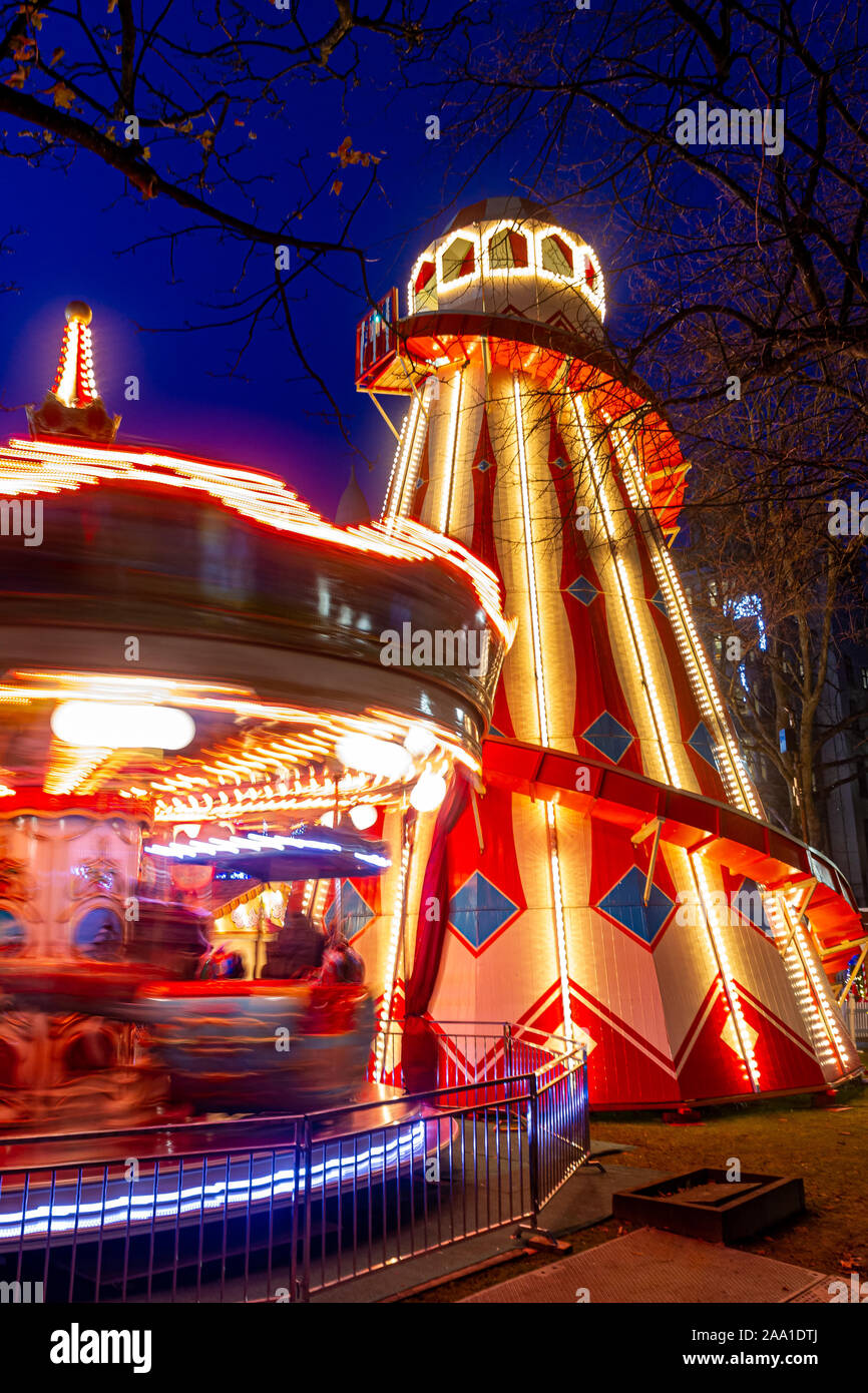 Belfast, UK. Nov, 2019 18. Helta Skelta mit merry-go Round beleuchtet in der Weihnachtsmarkt in Belfast. Credit: Bonzo/Alamy leben Nachrichten Stockfoto